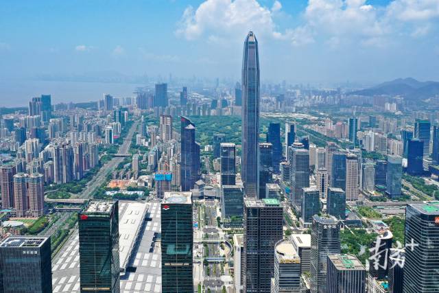 实战演练中，消防救援部门利用登高云梯车救援高层被困群众。（佛山消防救援支队供图）