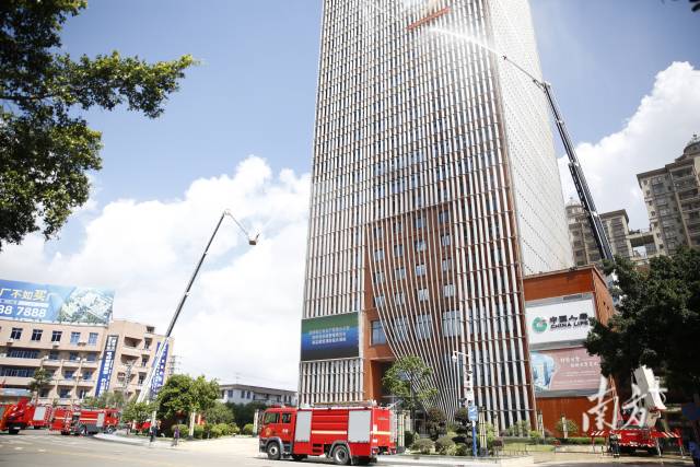 实战演练中，消防救援部门利用登高云梯车救援高层被困群众。（佛山消防救援支队供图）