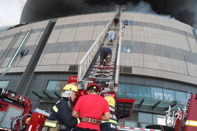 实战演练中，消防救援部门利用登高云梯车救援高层被困群众。（佛山消防救援支队供图）