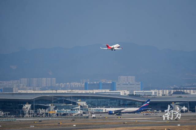 2月2日,春运首日,一架飞机从白云机场起飞。