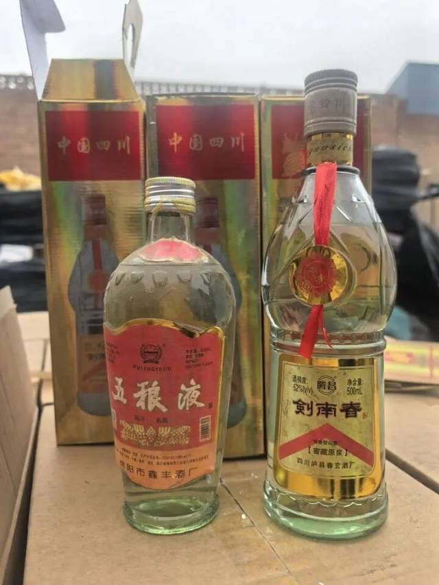 2025年11月5日，市场监管执法人员在高车村转运窝点查获的假冒名优白酒。新华社记者李倩薇 摄