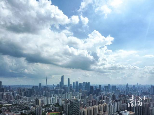西堤路,为了防晒,骑行的市民包裹严实。