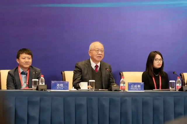 2026年1月，邓煜（左一）、王虹（左三）与丘成桐一起出席ICCM。