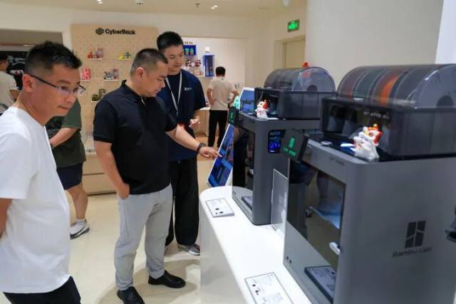 在位于深圳的拓竹旗舰店，顾客了解不同型号的3D打印机（2026年6月3日摄）。新华社记者 毛思倩 摄