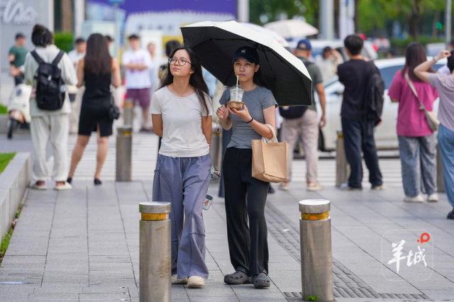 “白露”节气我国北方多地已受冷空气影响，广州街头市民依旧穿短袖喝冷饮 图/羊城晚报记者 梁怿韬 摄